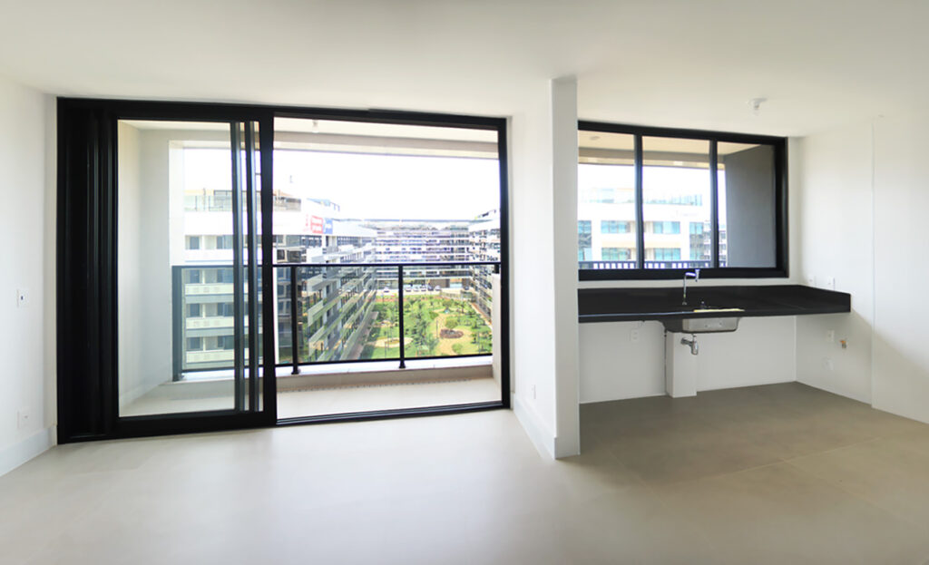 Sala com varanda e vista